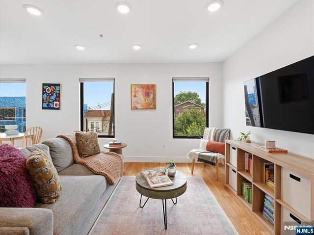 22 Lincoln Street 3, Jersey City, NJ 07307