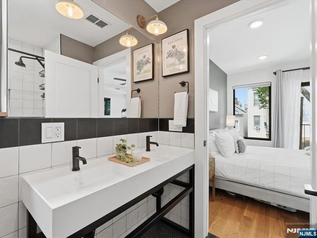 22 Lincoln Street 3, Jersey City, NJ 07307