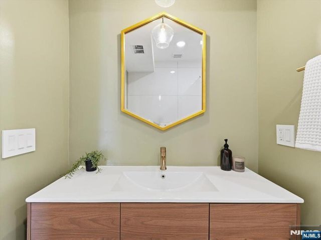 22 Lincoln Street 3, Jersey City, NJ 07307
