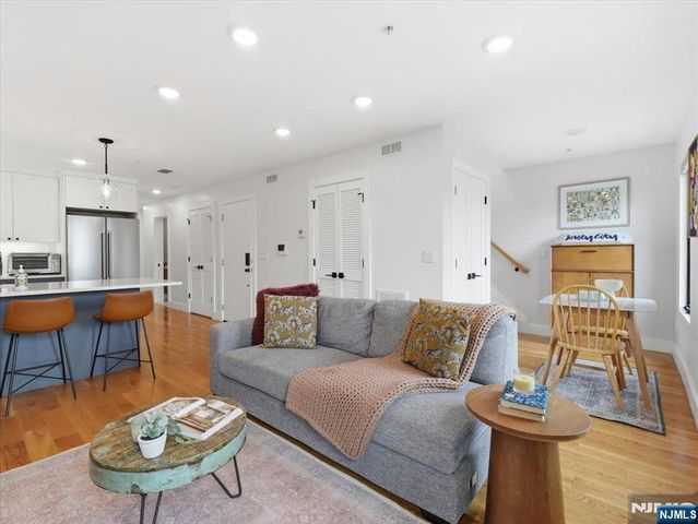22 Lincoln Street 3, Jersey City, NJ 07307