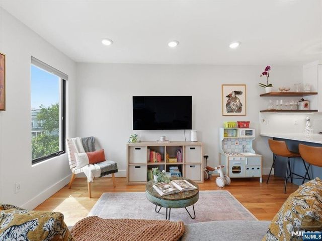 22 Lincoln Street 3, Jersey City, NJ 07307