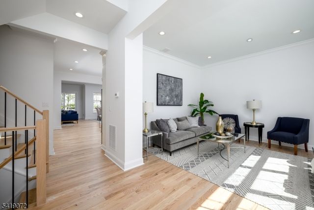 32 W Mcclellan Ave, Livingston Twp., NJ 07039