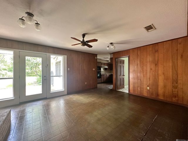1867 Shawn Dr, Baton Rouge, LA 70806