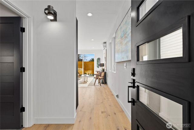 2562 30th Avenue W, Seattle, WA 98199