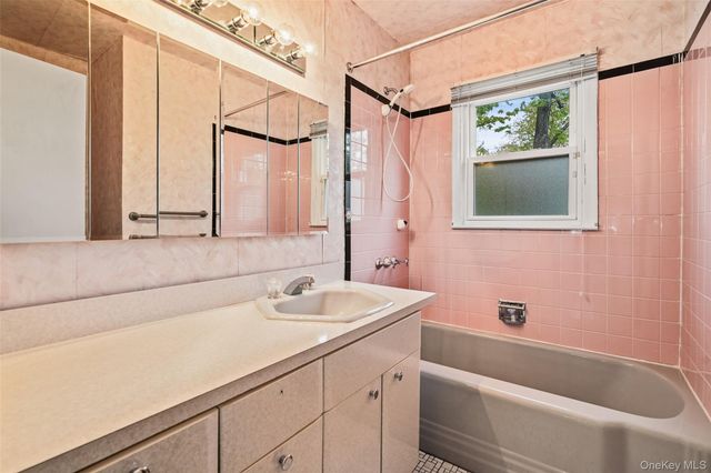 48 Stanton Circle, New Rochelle, NY 10804