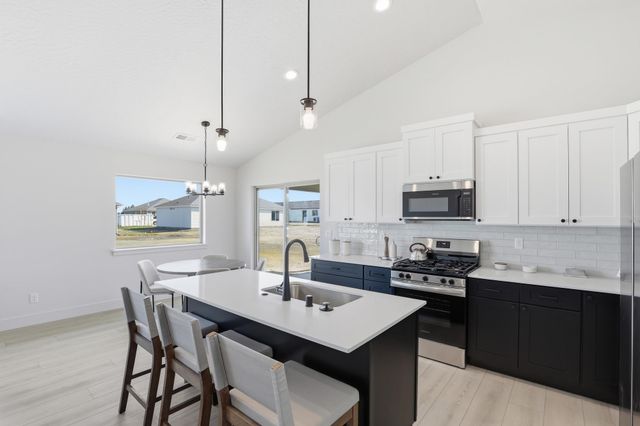 28 W 12th St, Deer Park, WA 99006