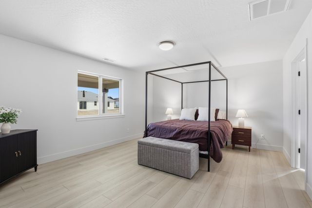 28 W 12th St, Deer Park, WA 99006