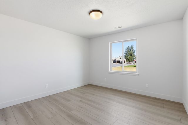 28 W 12th St, Deer Park, WA 99006