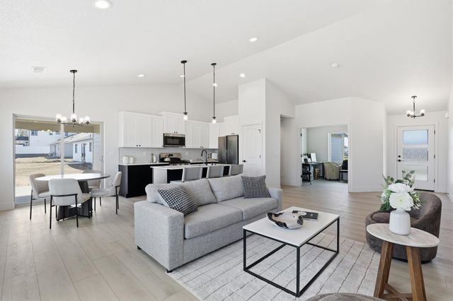 28 W 12th St, Deer Park, WA 99006