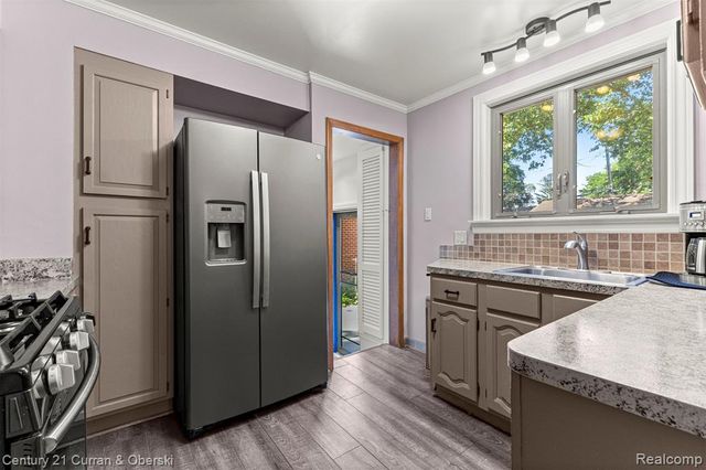 2205 N Rosevere Avenue, Dearborn, MI 48128