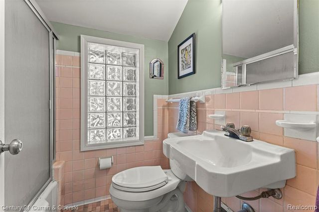 2205 N Rosevere Avenue, Dearborn, MI 48128