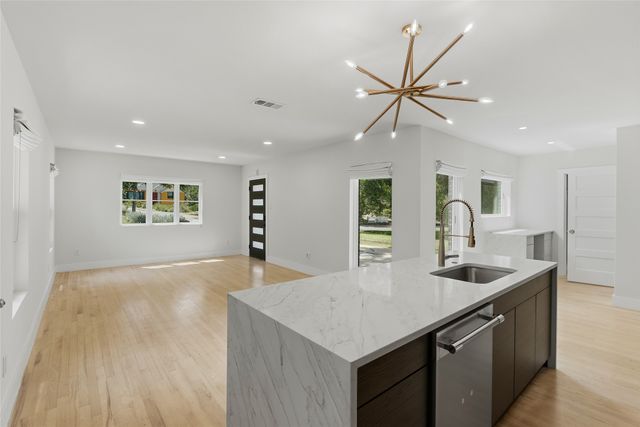 1426 Alaska Avenue, Dallas, TX 75216