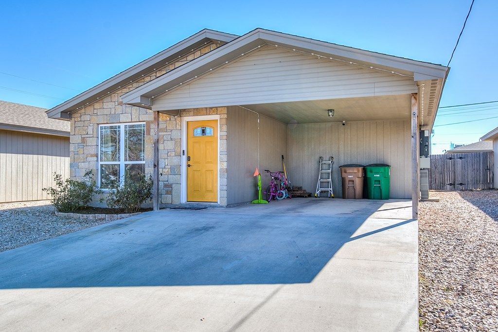 Image 3 of property listing at 621 Jones St, San Angelo, TX 76903