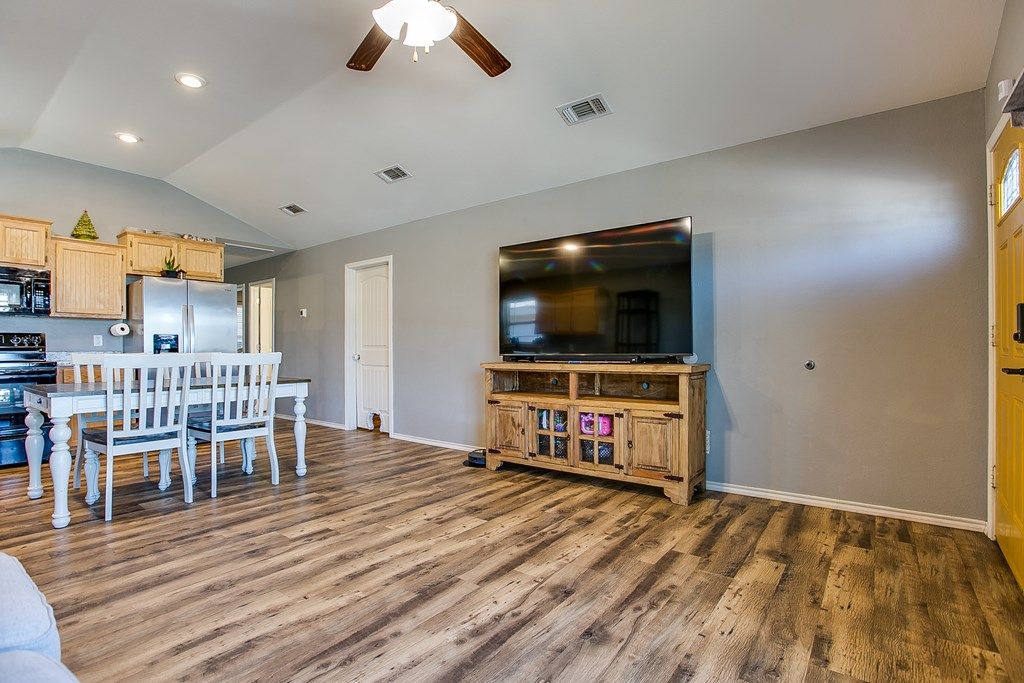 Image 5 of property listing at 621 Jones St, San Angelo, TX 76903