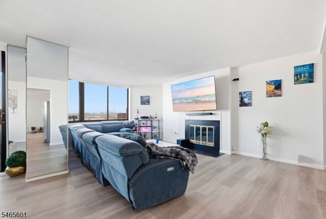 1633 Harmon Cove Tower, Secaucus Town, NJ 07094