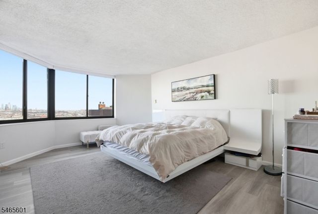 1633 Harmon Cove Tower, Secaucus Town, NJ 07094