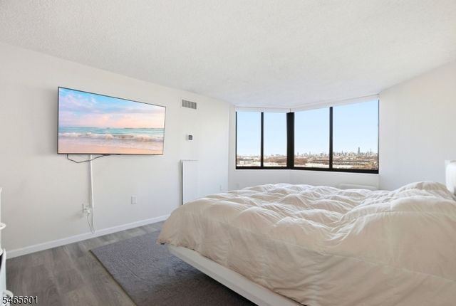 1633 Harmon Cove Tower, Secaucus Town, NJ 07094