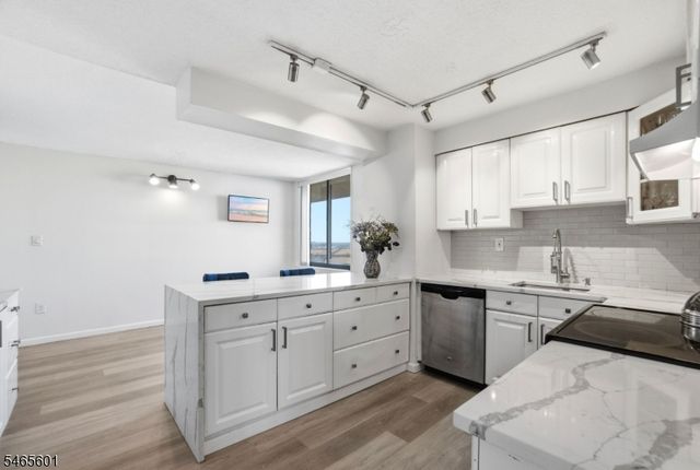1633 Harmon Cove Tower, Secaucus Town, NJ 07094
