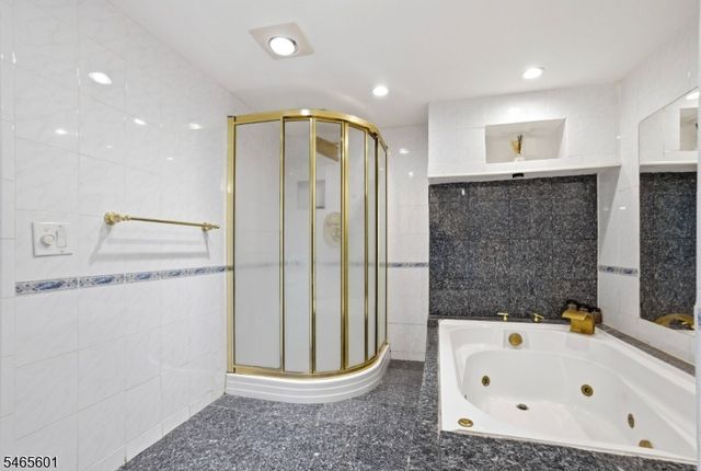 1633 Harmon Cove Tower, Secaucus Town, NJ 07094