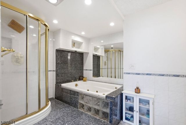 1633 Harmon Cove Tower, Secaucus Town, NJ 07094