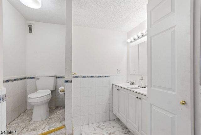 1633 Harmon Cove Tower, Secaucus Town, NJ 07094