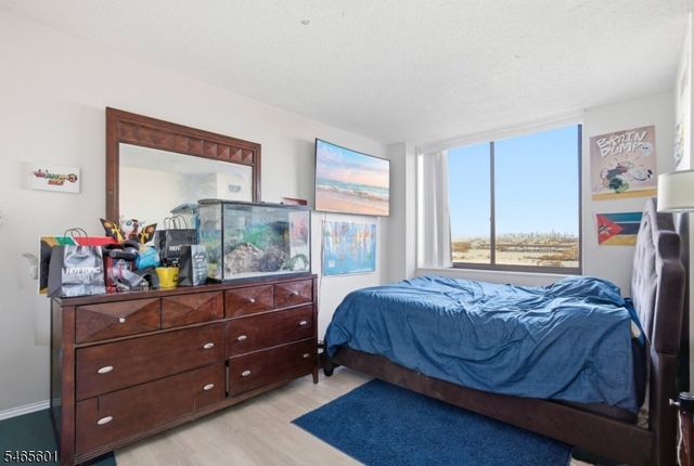 1633 Harmon Cove Tower, Secaucus Town, NJ 07094