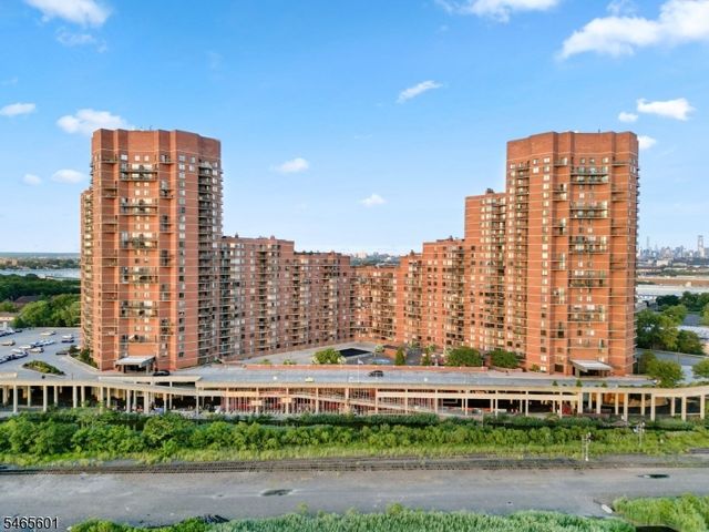 1633 Harmon Cove Tower, Secaucus Town, NJ 07094