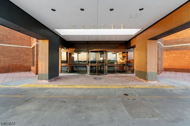 1633 Harmon Cove Tower, Secaucus Town, NJ 07094