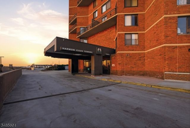 1633 Harmon Cove Tower, Secaucus Town, NJ 07094