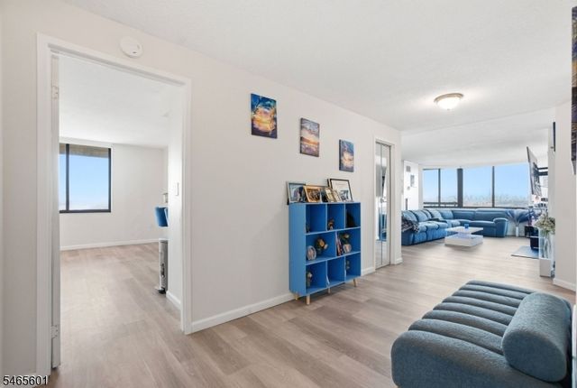 1633 Harmon Cove Tower, Secaucus Town, NJ 07094