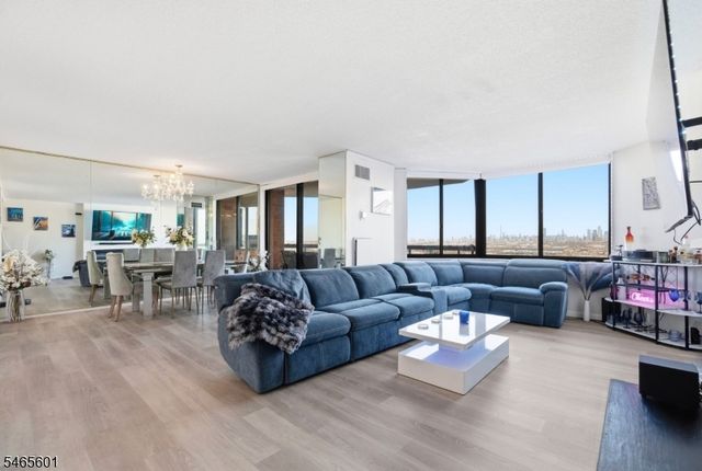 1633 Harmon Cove Tower, Secaucus Town, NJ 07094