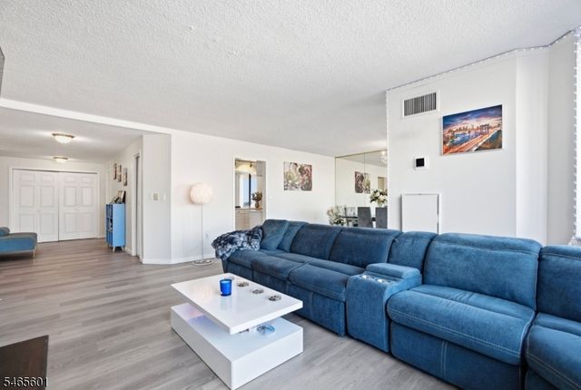 1633 Harmon Cove Tower, Secaucus Town, NJ 07094