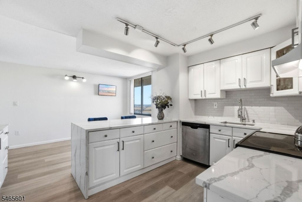 1633 Harmon Cove Tower, Secaucus Town, NJ 07094 — photo 3