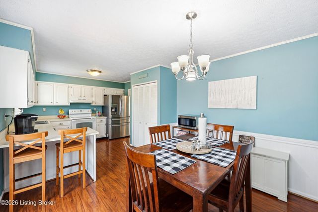 8814 High Point Cir, Louisville, KY 40299