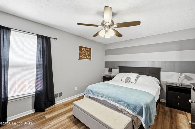 8814 High Point Cir, Louisville, KY 40299