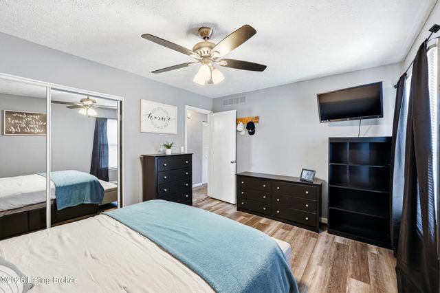 8814 High Point Cir, Louisville, KY 40299