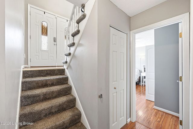 8814 High Point Cir, Louisville, KY 40299