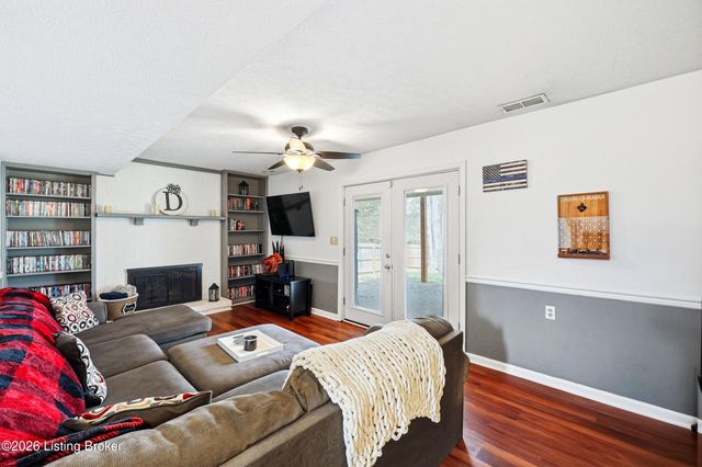 8814 High Point Cir, Louisville, KY 40299