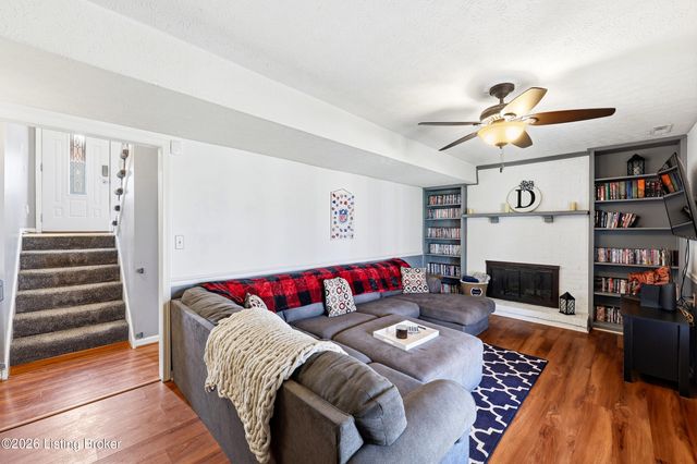 8814 High Point Cir, Louisville, KY 40299