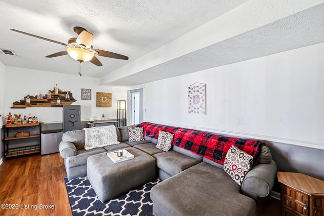 8814 High Point Cir, Louisville, KY 40299