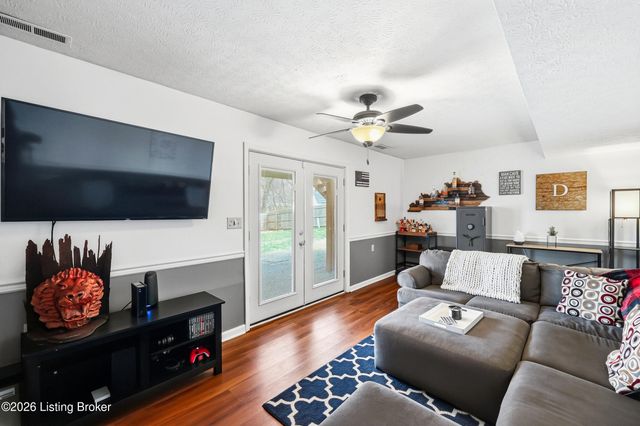 8814 High Point Cir, Louisville, KY 40299