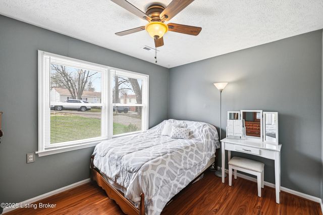 8814 High Point Cir, Louisville, KY 40299