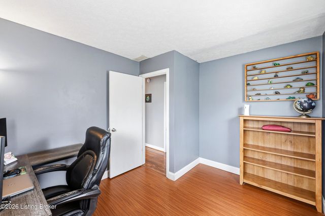 8814 High Point Cir, Louisville, KY 40299