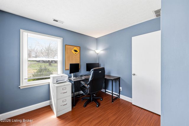 8814 High Point Cir, Louisville, KY 40299