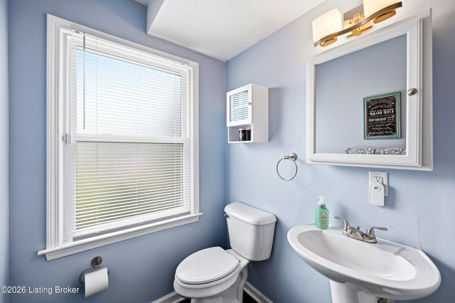 8814 High Point Cir, Louisville, KY 40299