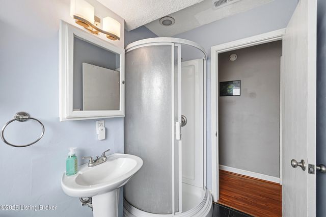 8814 High Point Cir, Louisville, KY 40299