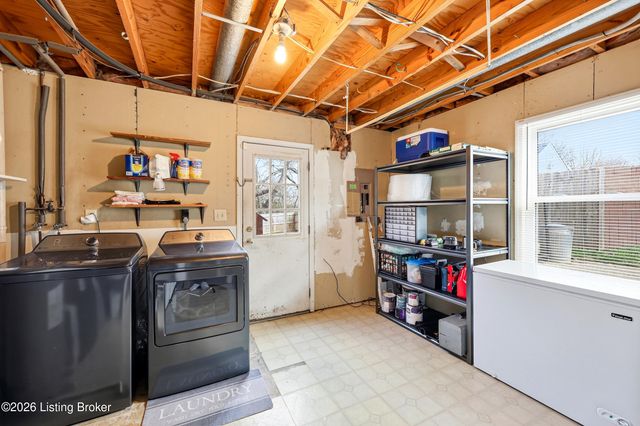 8814 High Point Cir, Louisville, KY 40299