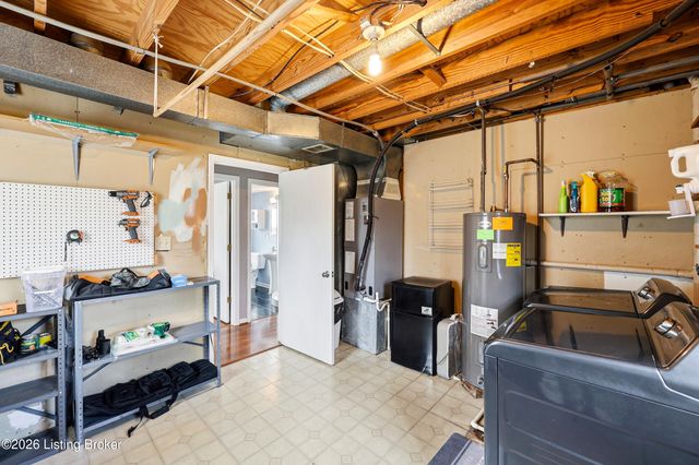 8814 High Point Cir, Louisville, KY 40299