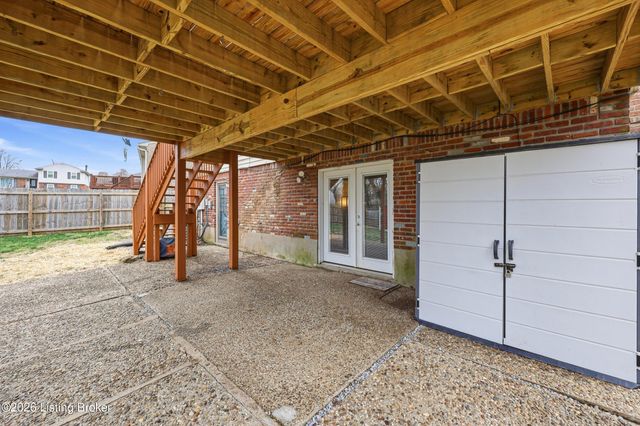 8814 High Point Cir, Louisville, KY 40299