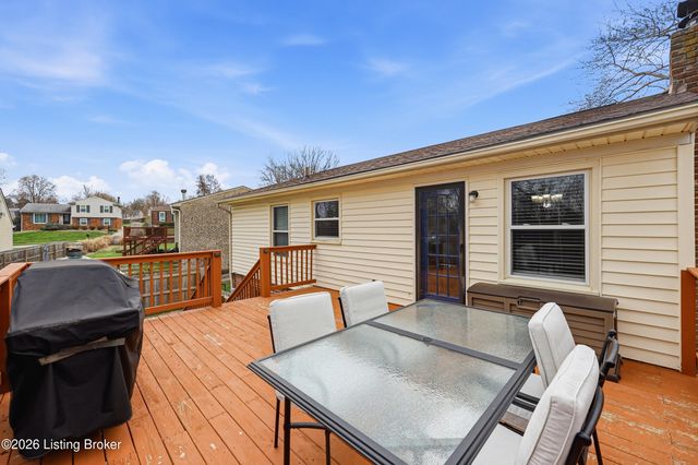 8814 High Point Cir, Louisville, KY 40299